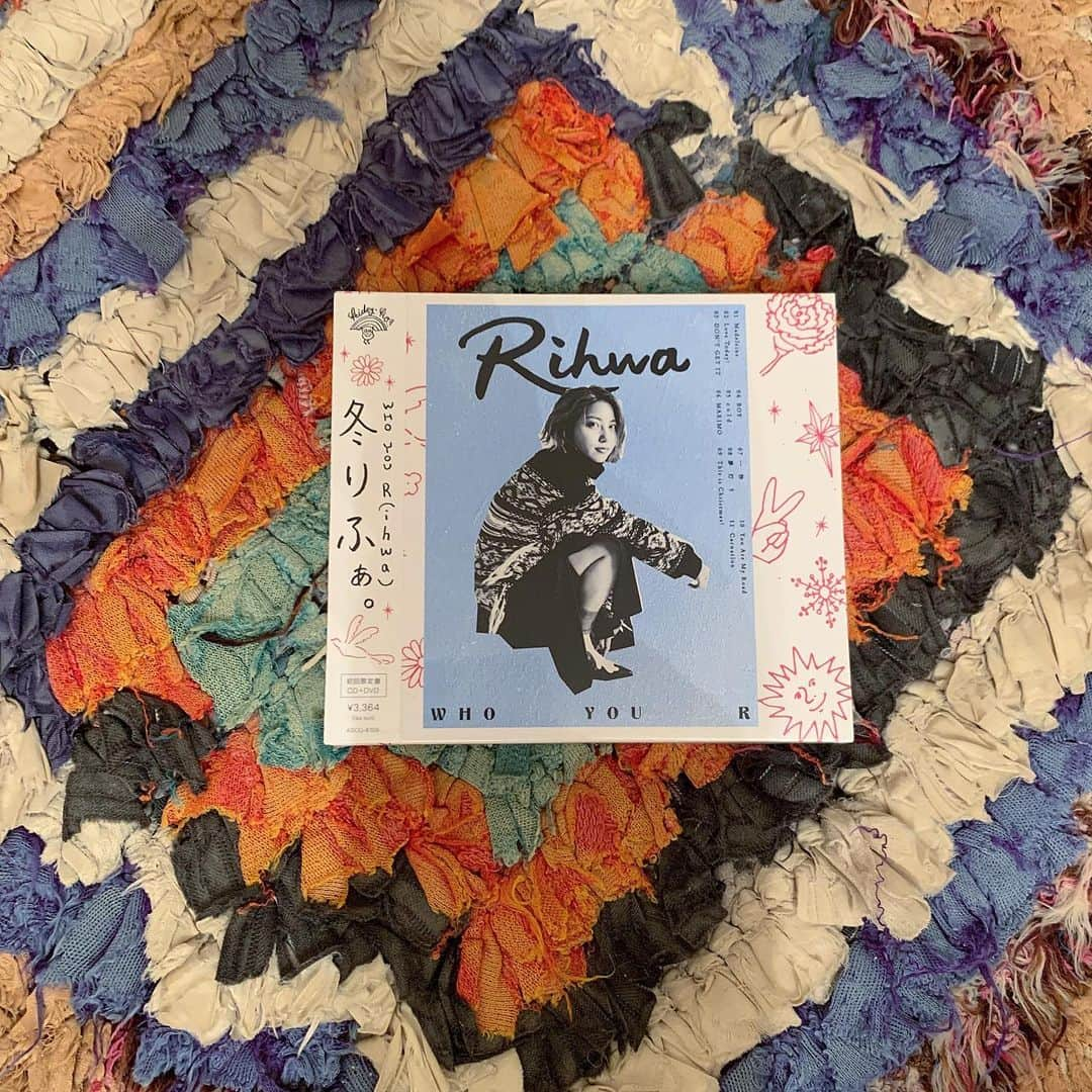 Rihwaさんのインスタグラム写真 - (RihwaInstagram)「I took them home!😍🧡💜❄️⚡️🌈 遂に完成したNew Album "WHO YOU R" の初回盤と通常盤！盤ですよ！盤！！！！ CDアルバム〜！！！！💕💕💕 お家に連れて帰って来ました☺️🏠💕 今回は1月22日リリース…な！の！に！ 先行販売をしちゃいますからね！😍インストアライブに起こし頂けたら、もっと早く手に入ります！！😳🔥🎶🌈 発売日より前に買えるって…発売日ちゃうんか！発売日の定義そもそもなんやね〜ん！ってことに　はなるけど、きっと、色々あるんです！！笑😂とにかく待ちきれないーって方、遊びに来てください！💕✌️😆✨ . ＜「WHO YOU R」リリース記念インストアライブ＞ 2020年1月15日(水)　start19:00～ 会場：札幌・音楽処　店内イベントスペース 　札幌市中央区南1条西4丁目 4丁目プラザ 7F 自由市場内 観覧：無料 ［問］音楽処 011-221-0106 . ＜アリオ札幌×Rihwa Saturday’s Picnic＞ 2020年1月18日(土)　11:00～15:00 会場：札幌・アリオ札幌 [map]　1Fハーベストコート 出演：Rihwa ゲストライブ：林青空、アキオカマサコ 観覧：無料 . ＜「WHO YOU R」リリース記念インストアライブ＞ 2020年1月19日(日)　start13:00～ 会場：神奈川・タワーレコード横浜ビブレ店 [map]　店内イベントスペース 観覧：無料 イベント内容：ミニライブ＋サイン会 ［問］タワーレコード横浜ビブレ店　045-412-5601 (営業時間11:00～22:00) #Rihwa #new #album #love #peace #nusic #CDAlbum」1月12日 23時53分 - rihwa_official