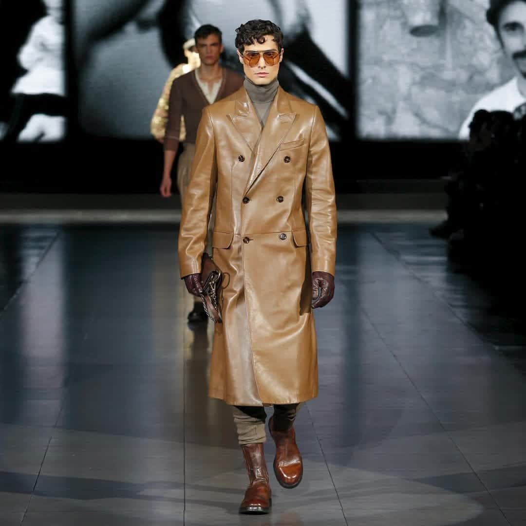 のインスタグラム：「The #DGMestieriDArte Men's Fall Winter 2020/21 Fashion Show. Sartorial double-breasted leather maxi coat blends with soft fabrics to create a masculine but warm look all in natural, earth-inspired colours. The background sounds recall those of real craftworks. Discover more exclusive #DGMen looks on @dolcegabbana_man.  #DGArtisticCraftsmanship #DGMenFW21 #DolceGabbana #DGFattoAMano #DGEyewear」