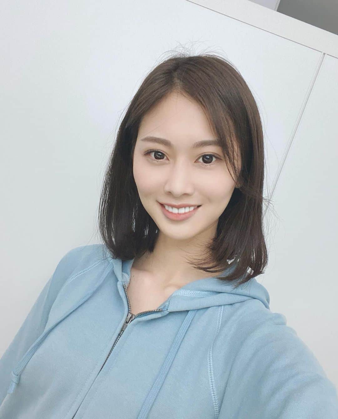 和田安佳莉のインスタグラム：「先日のCM撮影にて☺︎ レッスン着兼、楽屋着 パーカー万能説。 またオンエアお知らせします！ . #撮影 #CM #パーカー #便利 #万能 #お疲れ様でした」