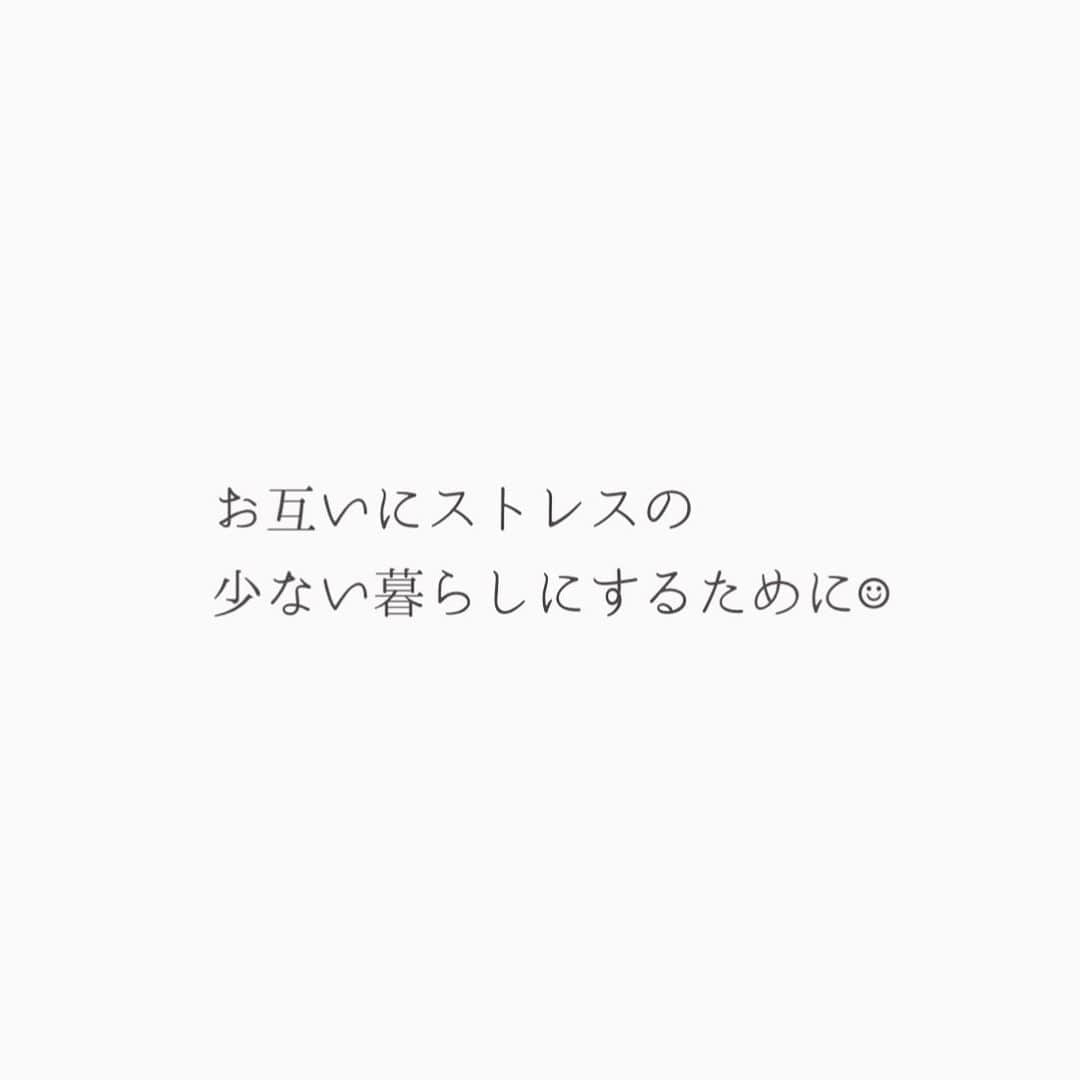 瀧本真奈美さんのインスタグラム写真 - (瀧本真奈美Instagram)「. こんばんは☺︎ . . 今日は家族がなかなか 片づけてくれない問題についてです✳︎ . . 今の主婦の方達は いろいろなSNSや雑誌の情報から 片づけに対する意識がきっと家族よりも かなり高めになってますよね☺︎✳︎ . . とってもいいことである反面 家族と片づけ意識の温度差が 生じやすい気がするんです。。。 . . 急に ▲ものを減らして！ ▲自分のことは自分でして！ ▲いつもきれいに片づけて！ . . 家族に対してそんな希望を持って 接してしまうと、きっと追い詰めて しまいます。 . 結果。。。 ↓ 反発される。 ↓ さらに片づかない。 ↓ お互いイライラ。 ↓ 自分までも追い詰める。 . の構図に陥りやすいです💦 . . それよりも これくらいお願いできたら あとは私がするから。 くらいから始めると お互いストレスは溜まりにくいかと☺︎✳︎ . . 特に疲れている時 忙しい時ほど思いやりを もてるといいですよね✳︎ . . ▲絶対にこうして！ ▲必ず片づけて！ はきっとうまくいかない。 . . 2020年こそ 家族セミナーをたくさん 開催したいです☺︎ 家族を思いやれるような片づけを 伝えたい✳︎ 『優しい暮らしが増えますように』と 願うばかりの今日この頃です☺︎✳︎ . . ———————————— . 好評4刷増版✳︎ 【あなたを苦しめるものは、手放していい】 ハイライトよりご覧下さい☺︎ . . ✳︎✳︎✳︎✳︎✳︎✳︎✳︎✳︎✳︎✳︎ . more pic ⬇️ @takimoto_manami . . ✳︎✳︎✳︎✳︎✳︎✳︎✳︎✳︎✳︎✳︎ .  #暮らしの記録 #家 #あなたを苦しめるものは手放していい #イライラする時間を減らす #モヤモヤリセット #シンプルな暮らし #片付け #瀧本真奈美 #整理収納コンサルタント #時短家事コーディネーター認定講師 #子育て #母親 #本当に大切なこと #手放す #無理しない #家族仲良くが1番大事♡ #愛媛 #新居浜 #親 #片付かない #温度差 #夫婦」1月13日 0時05分 - takimoto_manami