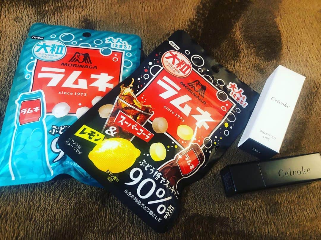 はねゆりのインスタグラム：「最近買ったもの🍬💄﻿ ﻿ 大好きな森永ラムネ﻿ その、コーラ味✨﻿ ﻿ あと、Celvokeのディグニファイド　リップス﻿」