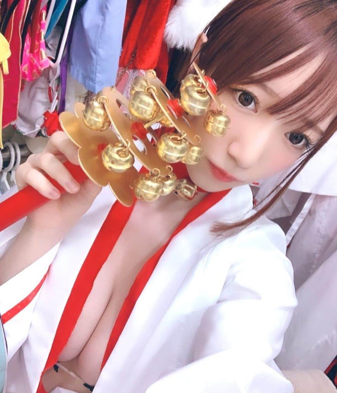 清水あいりさんのインスタグラム写真 - (清水あいりInstagram)「#巫女ぷゆ⛩ どうかな…？ 今日は大阪エモーション 撮影会でした📷 大阪久々になってしまったけど… たくさんの方がきてくれて 幸せな時間を過ごせました。 ありがとう… 超むっちりのぽてぽてボディの日だったのでかなり恥ずかしかったです。笑 …引き締めます。笑 でも足が勝手に動いて 帰りに551買って帰りました。」1月13日 0時11分 - shimizuairi