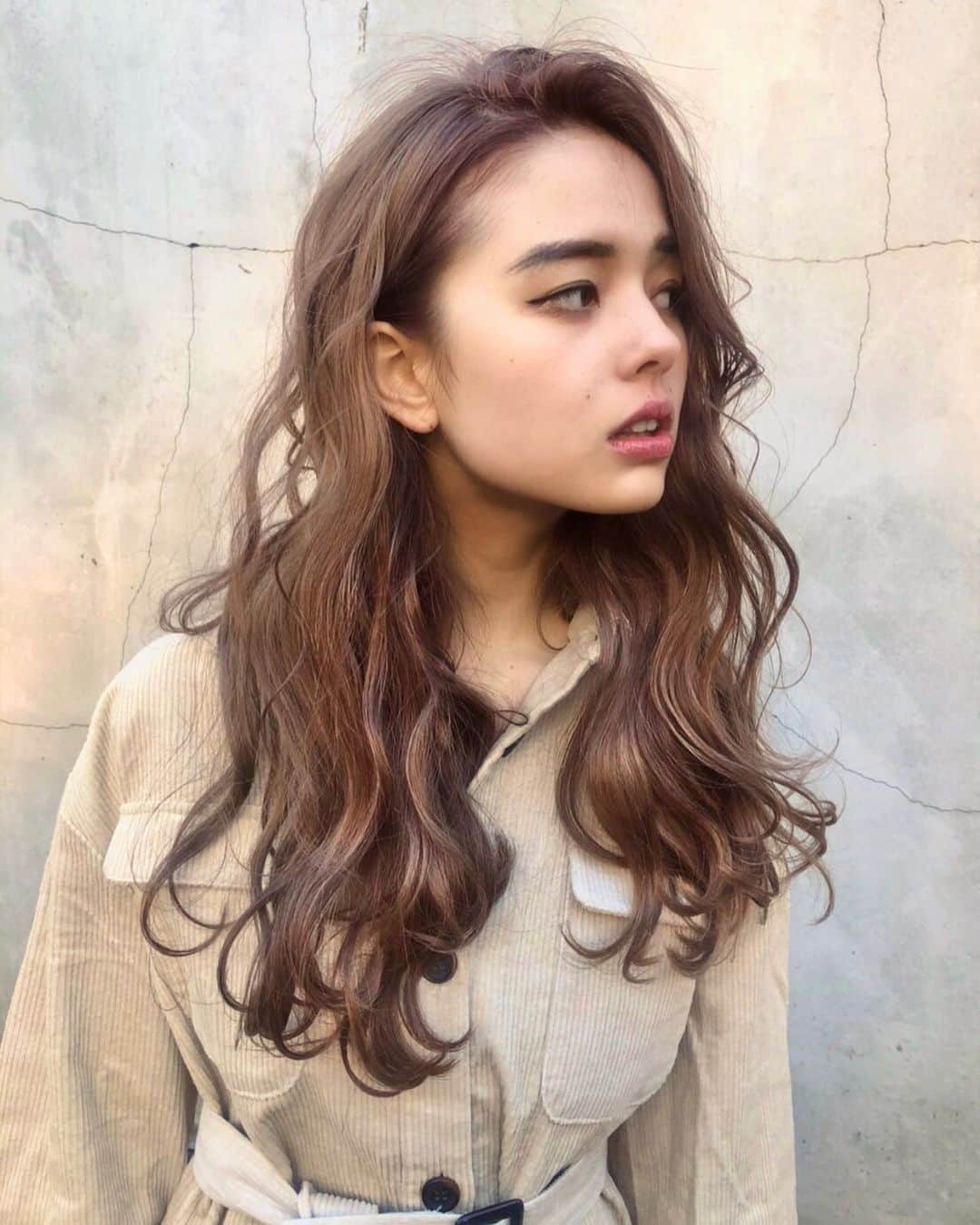 斉藤潤一のインスタグラム：「渡辺スタイル！ショコラベージュ カッコ可愛いスタイルと繊細な色 お客様の希望の色に近づけてくれる スタイリストです。 スタイリスト　sayaka  明るいカラーが好きな方は是非 . 〒150-0041 東京都渋谷区神南 ご予約はこちらへ ☞☞ TEL ☏﻿ ﻿03-3462-2093 web  roco@1cs.jp 渋谷 美容室 #rocospearz . 〒150-0041 東京都渋谷区神南1-14-9 第7FMGビルB1F . . ご予約はこちらへ ☞☞ TEL ☏﻿ ﻿03-3462-2093 web  roco@1cs.jp . ★平日  open  11:30-22:30 ★土日祝  open  11:00-21:30  #渋谷#東京#oggiotto#新宿#新宿美容室#ヘアアレンジ #外国人風#バレイヤージュ #hair#渋谷美容室 #インナーカラー#オシャレ #ダブルカラー#外国人風カラー#ショートヘア #ヘアアレンジ #ケアブリーチ  #ラベンダーアッシュ #newcolor # #tokyo #shibuya #hair #ボブスタイル #モデル#バレイヤージュカラー #バレイヤージュグラデーション」