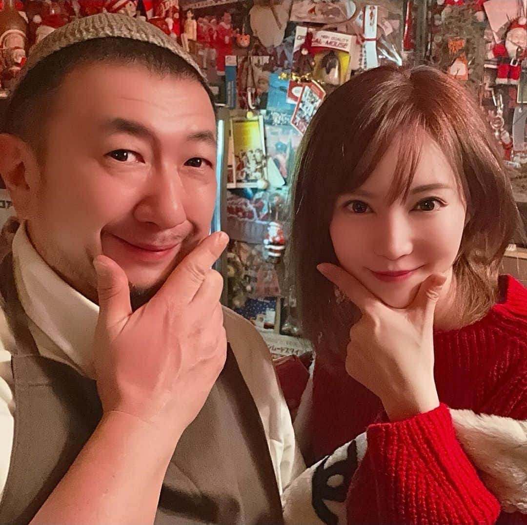 里美ゆりあのインスタグラム：「#餃子 を食べに#蔓餃苑  へ。  餃子のオンパレードで15、6シリーズくらいで皆#giveup  店主は日本でただ1人の 公認#サンタクロース  サンタさんに逢えた事でも光栄なのに サンタさんが作る餃子をたらふく食べれるのも#楽しい ✨ 中でも大葉で挟んだ餃子美味しかったな∩^ω^∩ 餃子にゼナを入れてるみたいww 風邪引きませんように\( ¨̮ )/ #ご馳走様でした  #荻窪 #パラダイス山元 #予約困難店  #グルメ #グルメ女子  #gourmet #gourmetfood  #グルメ好きな人と繋がりたい」
