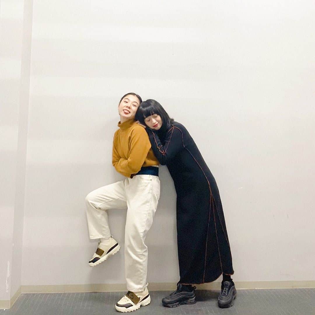 小川暖奈のインスタグラム：「着てたら褒められる、ラインが可愛いワンピース🦢 （今日も劇場のお洒落スタッフさんが そのワンピース可愛いです〜〜と悶えてくれました🥺） @andronlineshop . . これはサラッと1枚でスーパーグッドよ💁🏻‍♀️ ちなみに私は161cmよ💁🏻‍♀️ . . #andR#リブニットワンピース #コーデ #小川がセレクトしたやつ #3枚目の写真 #今日のカバン大きいので写真撮る時に光永さんをリュックとして背負わしてくださいってお願いしたんだけど意味不明 #でも光永さんはオッケーオッケーうちリュックなってすぐ理解してたのも意味不明  @hinata_official__ 💛 #4枚目でワンピースのアップの感じ見てみてね」
