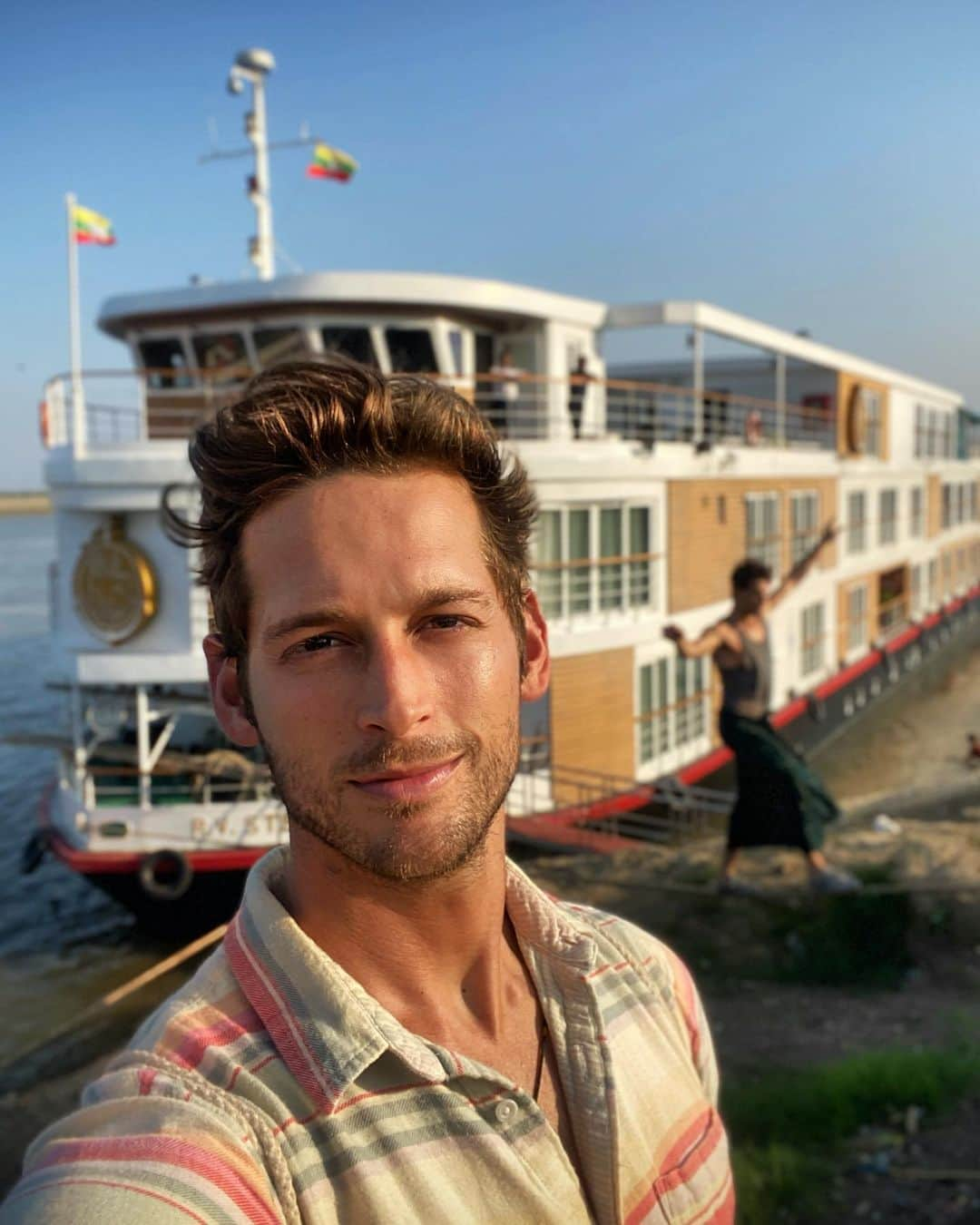 マックス・エマーソンさんのインスタグラム写真 - (マックス・エマーソンInstagram)「Haven’t even boarded #theStrandCruise and already Abe is wearing a #longyi and makeshifting slack lines. #thegaypassport #ad #rivercruise」1月13日 0時36分 - maxisms