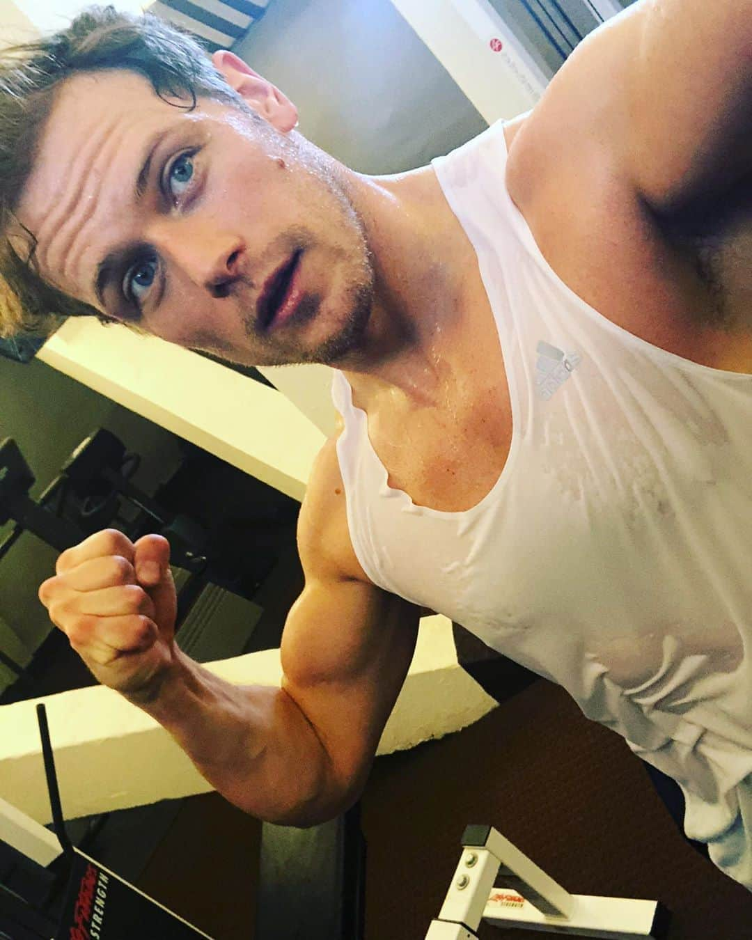 サム・ヒューアンさんのインスタグラム写真 - (サム・ヒューアンInstagram)「Trying to sweat out this cold before the 25th Annual @criticschoice Awards!!」1月13日 6時11分 - samheughan