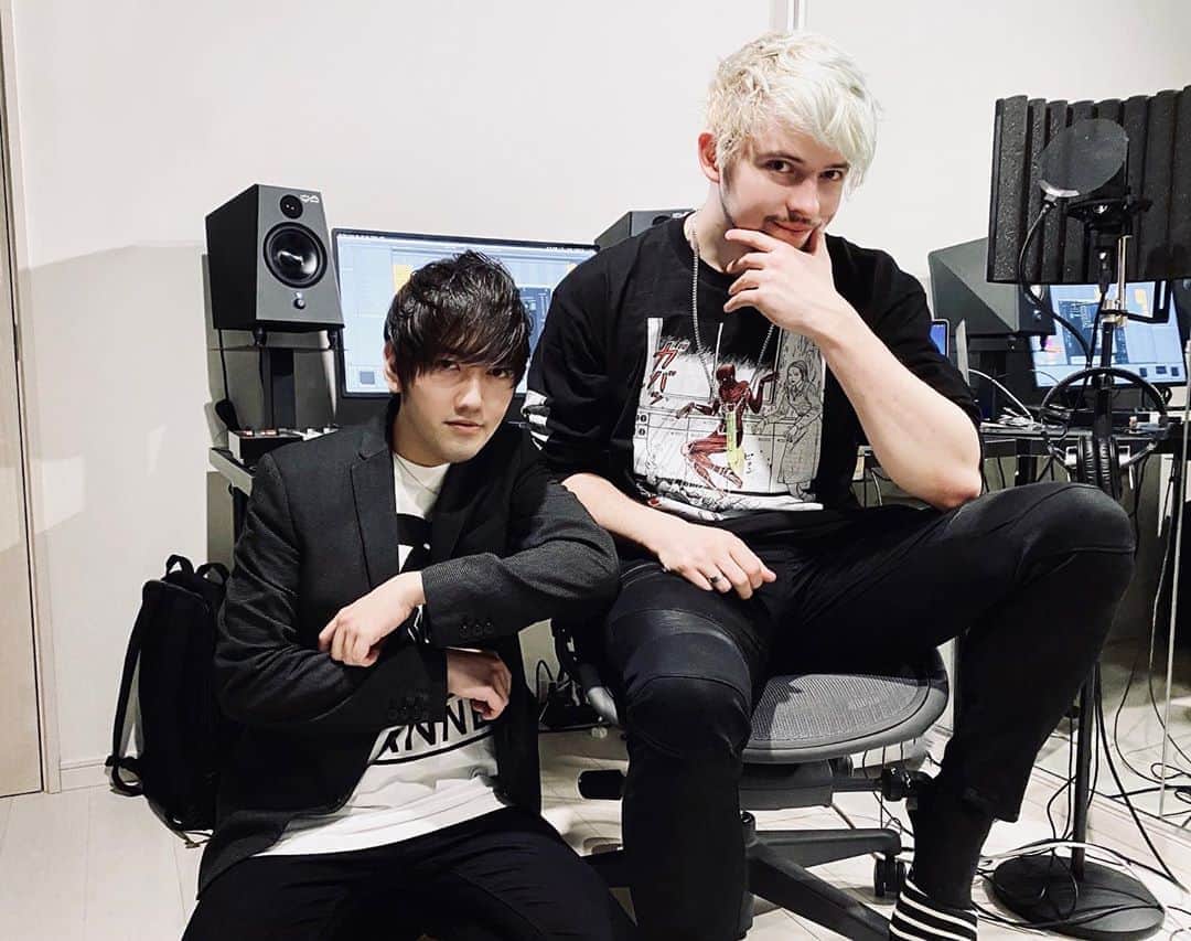 TeddyLoidのインスタグラム：「A photo of #virtualriot @officialvirtualriot and I at my new studio😁 Really looking forward for people to listen to our new collab🤝 It’s gonna be sickkk⚡️」