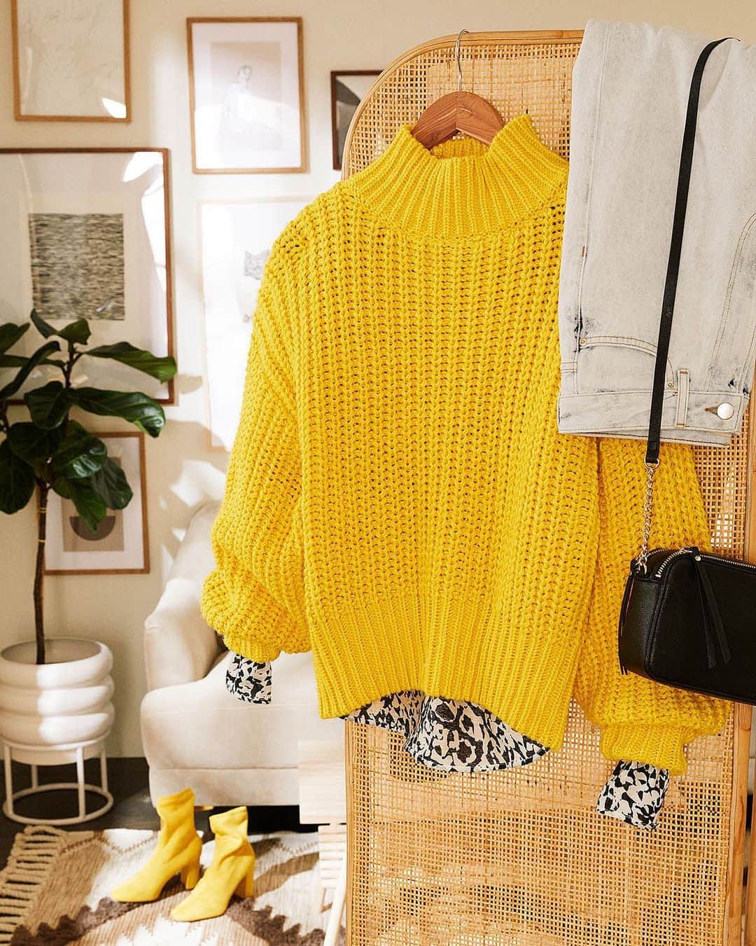 H&Mさんのインスタグラム写真 - (H&MInstagram)「Celebrate a fresh start with a fresh knit made partly from recycled polyester! 🍋 #HM #HMConscious  Boots: 0809521004 Jumper: 0826500007 Bag: 0835125001 Blouse: 0843753007 Trousers: 0849490001 Pedestal with large plant pot: 0706028001 Poster Lady: 0720884005 Wooden frame: 0668383004」1月13日 1時03分 - hm