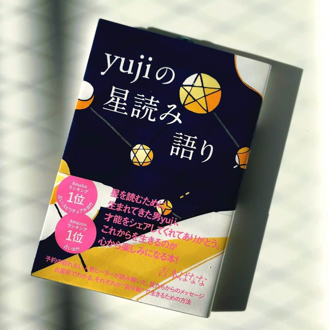 MICHIRUさんのインスタグラム写真 - (MICHIRUInstagram)「土曜日は２０２０年初めての美しいパワフルな満月でした🌝﻿ . "Yujiの宇宙会議"でご一緒してから月の満ち欠けや星の動きを意識するのは今や日常の一部へと。﻿ ﻿ 2020年から約200ぶりに土の時代からから風の時代へ変化するそうです。﻿ 物質から目に見えない波動の時代へ。﻿ 年末に来るグレートコンジャクションなど近年の星の動きについても詳しく書かれていてこれからの時代をどのように意識すべきかどう過ごすか、何をやるべきか。﻿ 自分らしさって何？、同調圧力に負けない力、情報断ちをするなど純度１００％の自分になるためのヒントがたくさん、読み応えのある内容です。﻿ . 誰にとってもある意味変化の年になることは間違いないと思うので、その星の影響を活かせる星の読み方はとてもわかりやすく書かれていて参考になります🌛 . 中でも情報断ちする事には深く共感。 自分の内側に意識を向けること、情報のノイズを断つこともとても大切だったりします。 . ほんとうに大事なものは目に見えない。﻿ 今年は自分自身の内なる光を見つけ、星のメッセージを受け取って輝く時かも💫 ﻿ #yujiの星読み語り　﻿ #星読み #ホロスコープ #ヒーラー　#グレートコンジャクション　#風の時代」1月13日 1時04分 - barbiemichiru