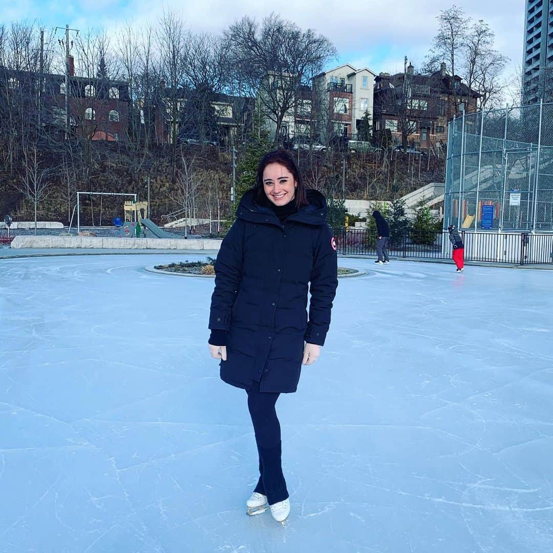 ケイトリン・オズモンドのインスタグラム：「The rain finally stopped and it was time to do something I love! Outdoor skating might be one of my favourite activities! It’s so freeing to be on the ice and just skate. Do my own thing. Enjoy the sun and the fresh air! . . . . #sunnydays #outdoor #odr #skating #passion #love #smile #canadagoose #jacksonultima」