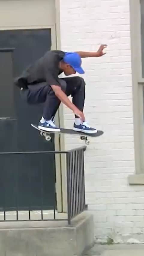 ルーイ・ロペスのインスタグラム：「@quartersnacks」