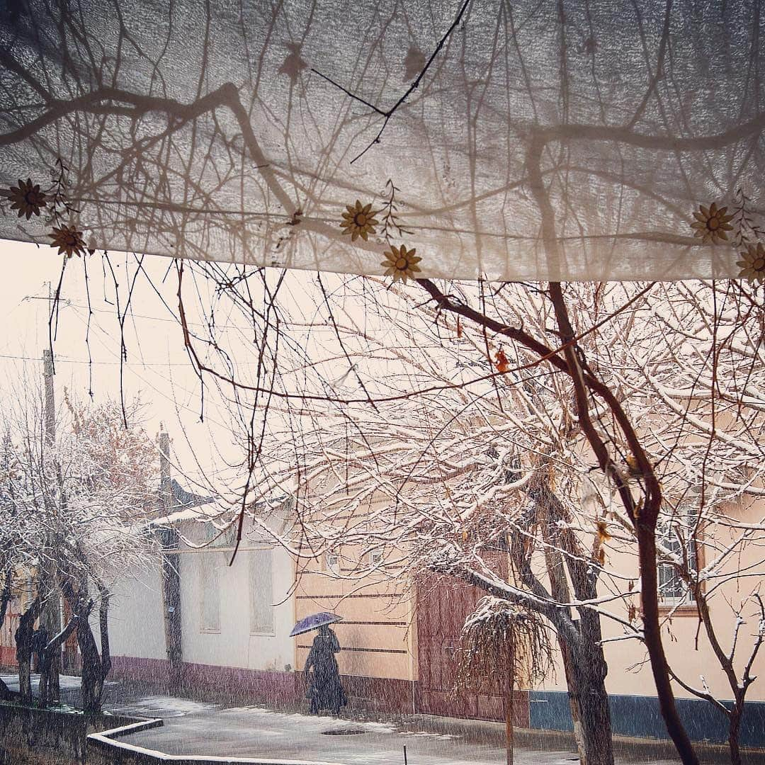 Instagramさんのインスタグラム写真 - (InstagramInstagram)「#HelloFrom a cold and snowy day in the Old City of Tashkent, Uzbekistan. ❄️⁣⁣ ⁣⁣ Photo by @matildegattoni」1月13日 1時45分 - instagram