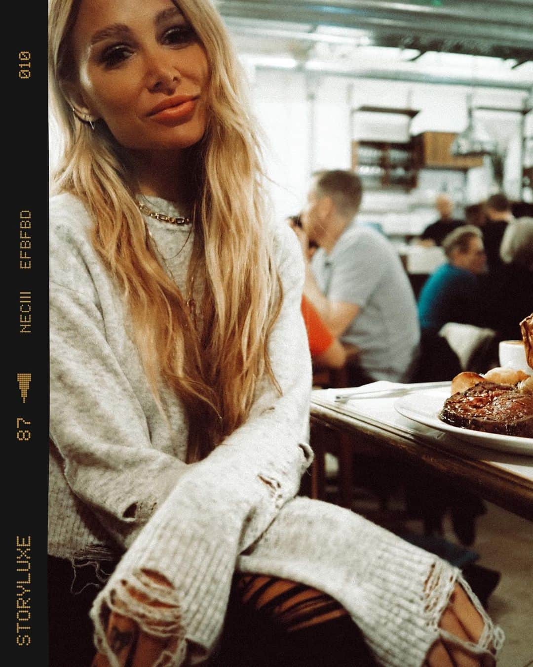 ルー・ティーズデールのインスタグラム：「Getting roasted for my holey jumper - - ( Jumper @revolve @loversfriendsla )」