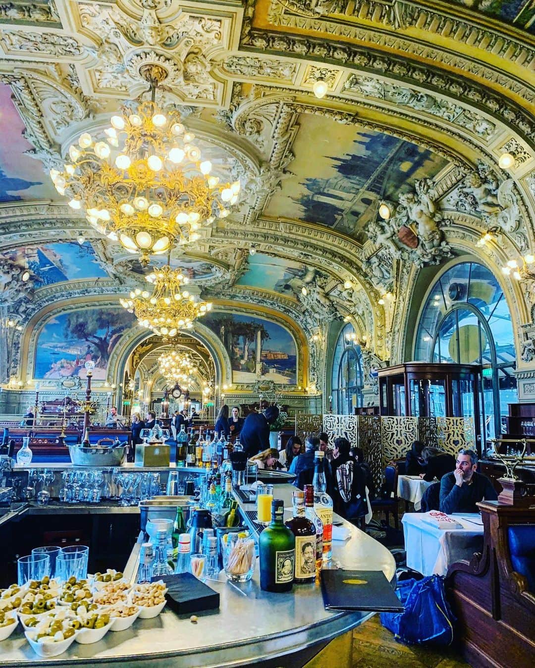 西内ひろさんのインスタグラム写真 - (西内ひろInstagram)「I recommend this Cafe ☕️ コメントやメッセージにパリのオススメカフェ教えて下さいといくつかありましたので、今日行ったカフェをご紹介します💕　あのCHANELも、ここで電車に乗るまでの時間を潰したと言われているカフェ🍮ゴージャスな内装は歴史も感じられました👸Garedelyon駅の中にあります🚆✨ #paris #pariscafe #france  #gorgeous  #restaurant #garedeleyon」1月13日 1時47分 - 0214hiro
