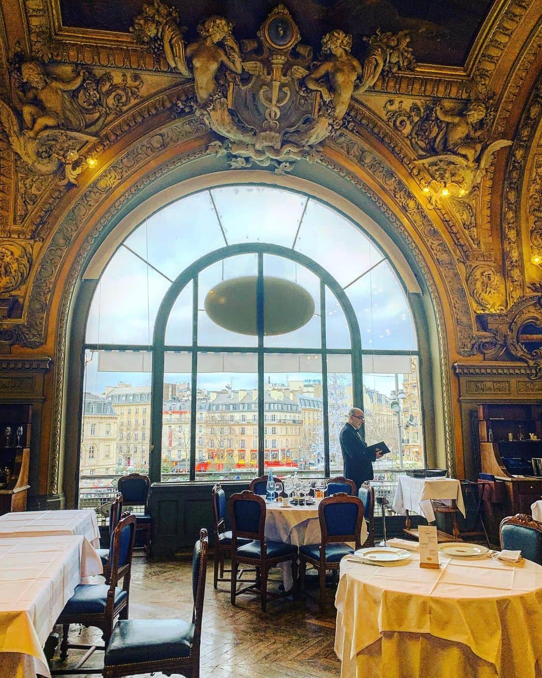 西内ひろさんのインスタグラム写真 - (西内ひろInstagram)「I recommend this Cafe ☕️ コメントやメッセージにパリのオススメカフェ教えて下さいといくつかありましたので、今日行ったカフェをご紹介します💕　あのCHANELも、ここで電車に乗るまでの時間を潰したと言われているカフェ🍮ゴージャスな内装は歴史も感じられました👸Garedelyon駅の中にあります🚆✨ #paris #pariscafe #france  #gorgeous  #restaurant #garedeleyon」1月13日 1時47分 - 0214hiro