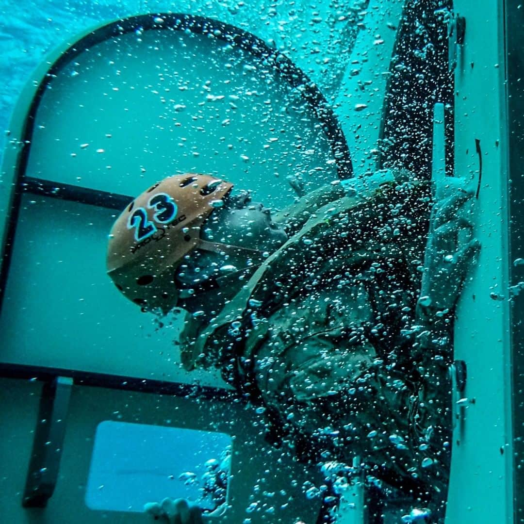 アメリカ海兵隊さんのインスタグラム写真 - (アメリカ海兵隊Instagram)「Hold Your Breath  Pfc. Nour Farag, a student with Assault Amphibian School, Training Command, escapes from a simulated submerged Amphibious Assault Vehicle during a training event at the Submerged Vehicle Egress Trainer on @mcb_camp_pendleton. (U.S. Marine Corps photo by Lance Cpl. Alison Dostie)  #Military #USMC #Marines #Training」1月13日 2時00分 - marines