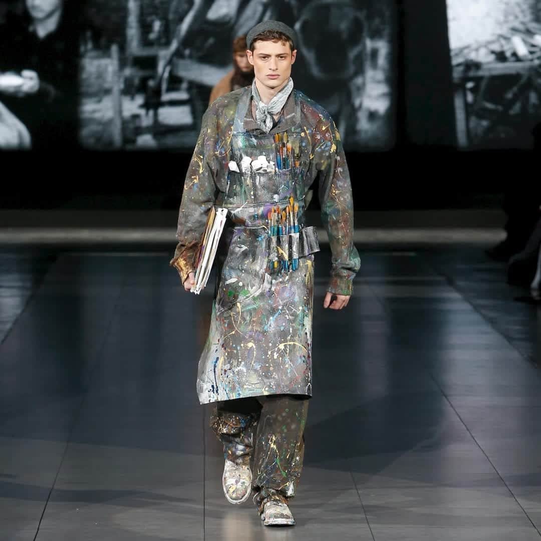 のインスタグラム：「The #DGMestieriDArte Men's Fall Winter 2020/21 Fashion Show. As a painter, this look is a modern interpretation of craft work, a homage to artistic culture and to the preservation of heritage.  The background sounds recall those of real craftworks. Discover more exclusive #DGMen looks on @dolcegabbana_man. #DGArtisticCraftsmanship #DGMenFW21 #DolceGabbana #DGFattoAMano」