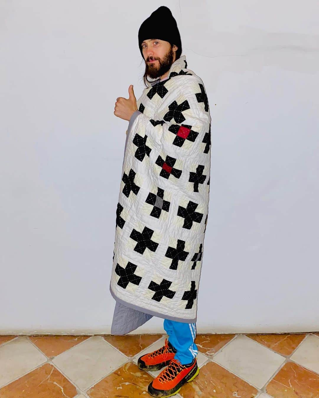 ジャレッド・レトさんのインスタグラム写真 - (ジャレッド・レトInstagram)「Beautiful Handmade Quilt by the one and only Constance Leto 🕺🏻」1月13日 2時12分 - jaredleto