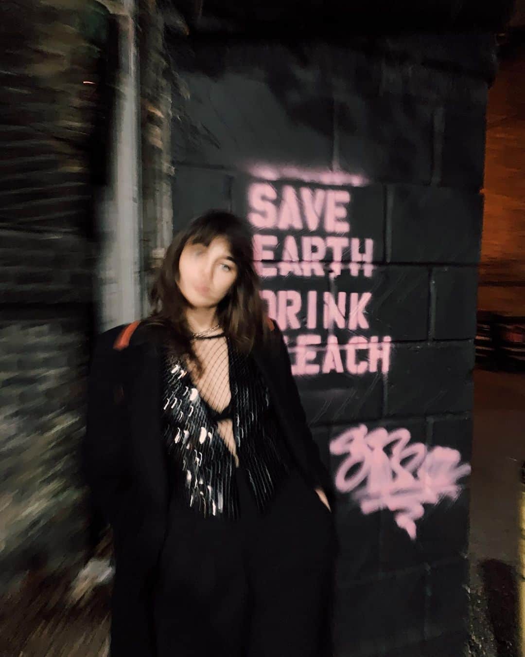 Amelia Zadroのインスタグラム：「Evening  Tip for ppl who love to dance and don’t really care for drinking - hit the clubs when they open at 10pm and you got the whooole dance floor to yourselves for hours 👌🏻🌚💫」
