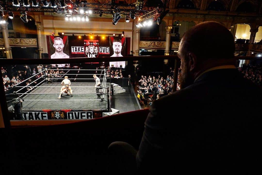 トリプルHさんのインスタグラム写真 - (トリプルHInstagram)「Sitting with the #NXTUniverse for this match... amazing crowd for #NXTUKTakeOver. #WeAreNXTUK @wweuk」1月13日 2時54分 - tripleh