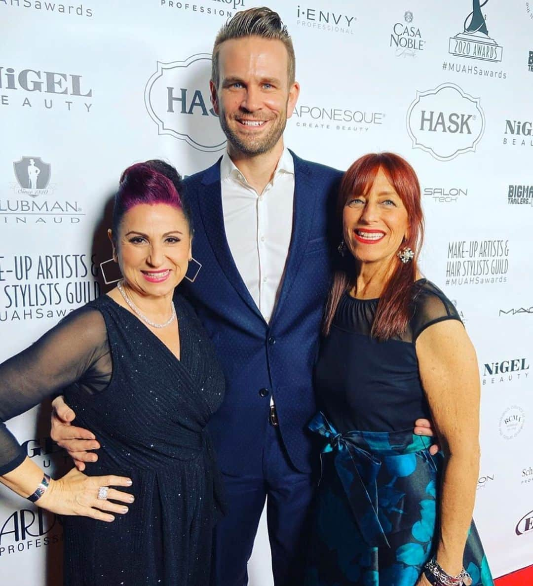 ジョン・ブラザートンさんのインスタグラム写真 - (ジョン・ブラザートンInstagram)「Had a blast presenting at the #MUAHS awards! 💄🎭💇‍♂️🏆 Honored to walk the carpet with the amazing @fullerhouse hair team @sandylandhair @annamariaorzano and present along side the elegant @therealmelinak  Hair and Makeup artists are the real superhero’s of this town.  Grateful for you all! 🙏👆 @local_706」1月13日 2時57分 - johnbrotherton