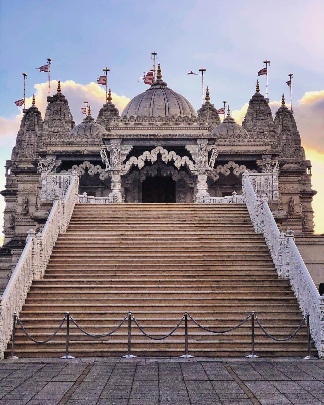 Seyda♥ Travel & Natureのインスタグラム：「Can you believe that this temple is in #london ? 🇬🇧 #seydauk ❤️」