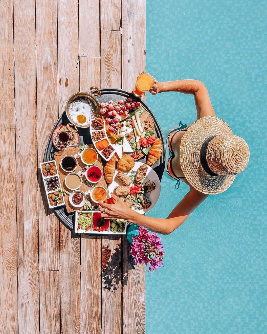 Izkizのインスタグラム：「All happiness depends on a leisurely breakfast...preferably by the pool 🥑🥐 What’s your favourite thing to eat for breakfast?」