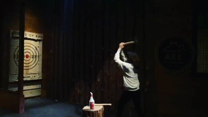 プリシラ・アーンのインスタグラム：「My amazing friend Monique is opening a GORGEOUS axe throwing bar in the heart of Ktown.  I hiiiiiiiiiighly recommend checking it out when it opens in February.  Watch how this amazing throw lands in my Story. 🎯🎯🎯 🪓 🪓🎯🎯🎯 @hoaxe_la #axebar #losangeles #girlsnight」