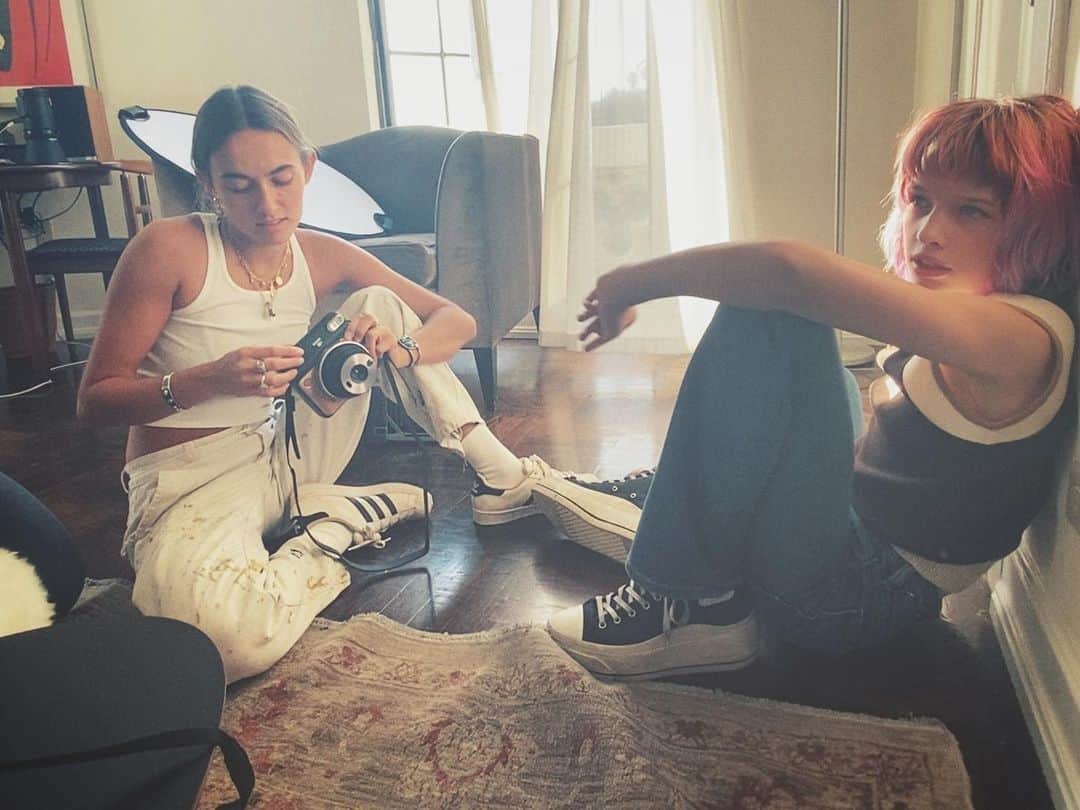 ミラ・ジョヴォヴィッチのインスタグラム：「My daughter @evergaboanderson and photographer @graysorrenti worked on an extra special project this weekend that I can’t talk about yet but here’s a BTS glimpse! It makes me so happy  that Ever has such an incredible role model in Gray! She is a 19 year old photographer and also the child of one of my oldest friends, her talent and vision is extraordinary, but she also has the discipline, focus and follow through to make it a reality. Intelligent, serious about her work yet super funny and still a total kid, she belies defini tion and is just so unique! I’m so glad these girls finally had a chance to hang! You ladies rocked it and I can’t wait to see the results of your shoot yesterday!!❤️❤️❤️ #evergaboanderson #graysorrenti #talentedkids #proudmama」