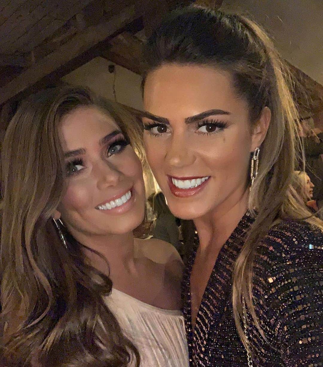 ニッキー・サンダーソンのインスタグラム：「Insta Vs Reality  #selfie #selfies #pose #posers #girls #bestie #love #pretty #smile #cheese #outout #funnyface #love」