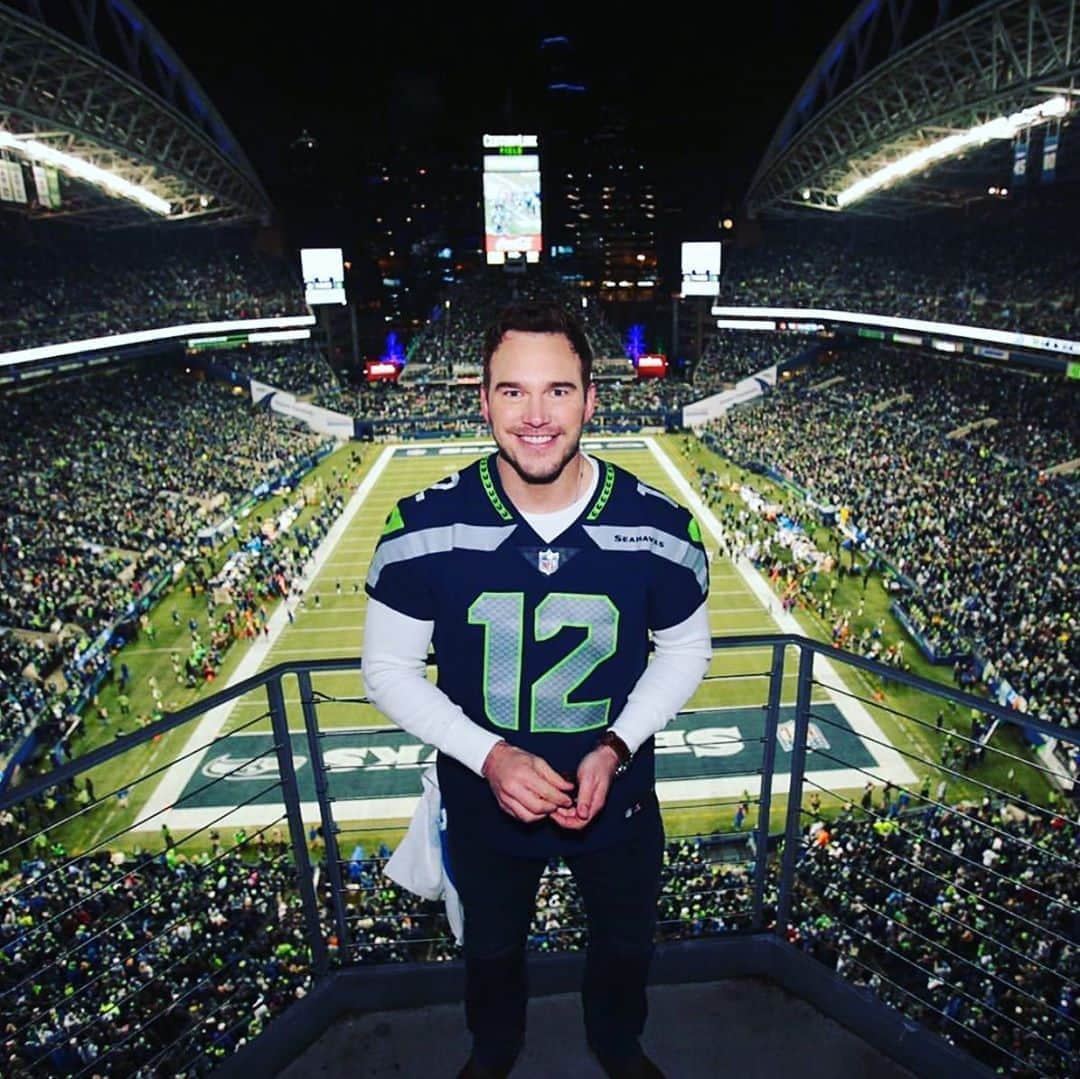 クリス・プラットのインスタグラム：「Raising the 12th man flag is a memory I’ll never forget. The electrifying crowd, the energy at century link, the fact that I used Just For Men beard dye on my eyebrows and left it on for a too long and looked like Groucho Marx, all of it. Unforgettable. I have #faith in my #seahawks today! #LETSGO @petecarroll @dangerusswilson @seahawks @bwagz @clowney__90 @dkm14 @tdlockett12 All of you! Best of luck today gentlemen. Let’s #FindAWay @joelmchale @vancityreynolds @garretdillahunt @rainnwilson」