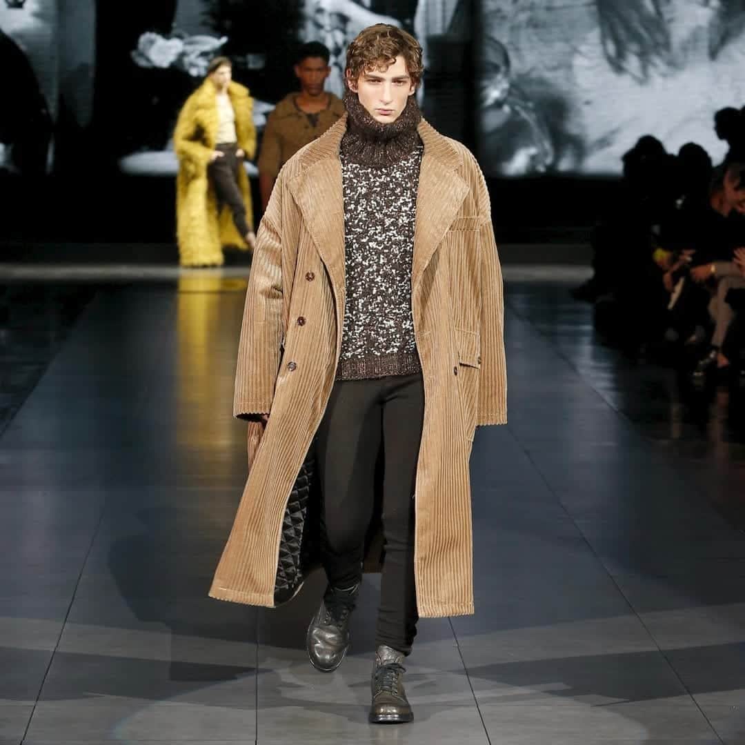 のインスタグラム：「The #DGMestieriDArte Men's Fall Winter 2020/21 Fashion Show. The honey corduroy oversized coat perfectly matches the burnt earth brown look.  The rustic effect of the sweater contrasts with its soft fabric.  The background sounds recall those of real craftworks. Discover more exclusive #DGMen looks on @dolcegabbana_man. #DGArtisticCraftsmanship #DGMenFW21 #DolceGabbana #DGFattoAMano」