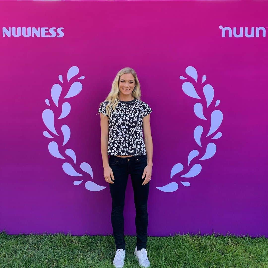 エマ・コバーンさんのインスタグラム写真 - (エマ・コバーンInstagram)「3 days in sunny San Diego with Team Nuun at the #Nuuness retreat. Thanks to everyone who came. We learned a lot, laughed a lot, and honestly my mind is blown away that I just now learned to put Reese’s peanut butter cups on my s’mores 😛 thanks ladies!! @nuunhydration」1月13日 4時06分 - emmacoburn