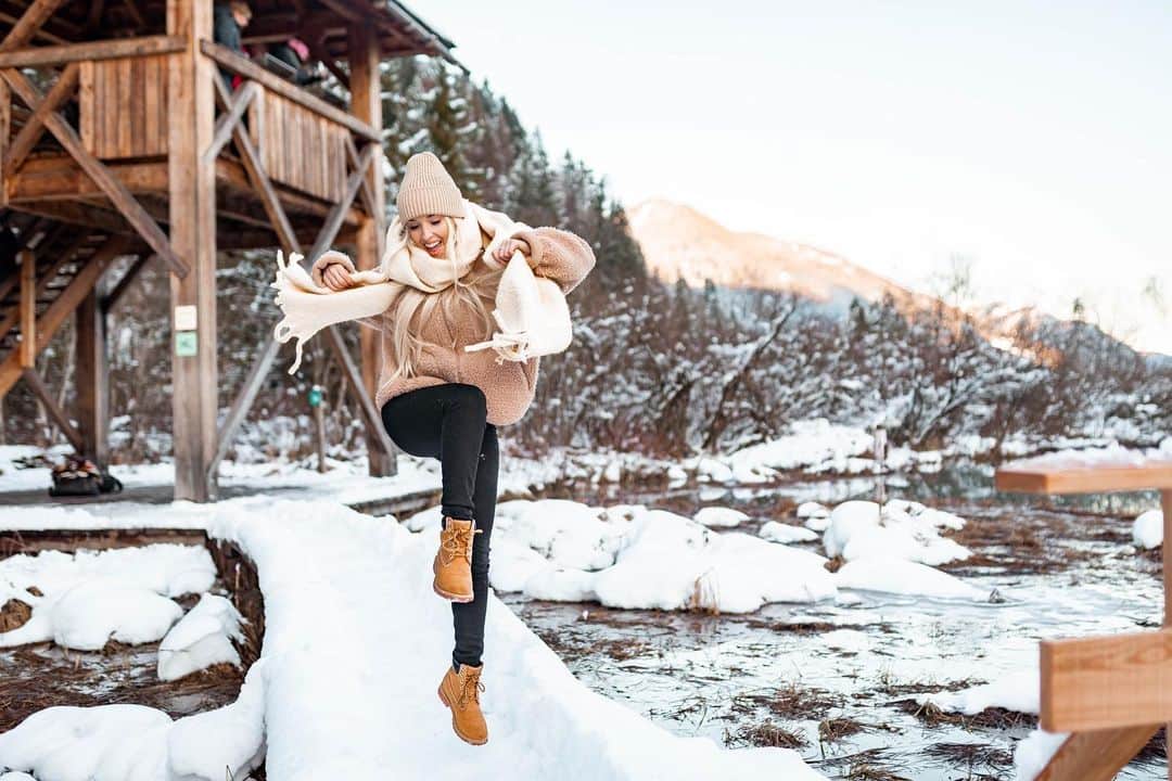 Nika Kljunのインスタグラム：「Jumping into my tomorrow’s birthday like 🥳 . Grateful, blessed and happy. ☺️❄️⛄️ . #enjoyingthemoment #adayinthelife #daybeforebirthday #happysoul #snowgirl #lovemycountry #iloveslovenia @tijaazman_photography」