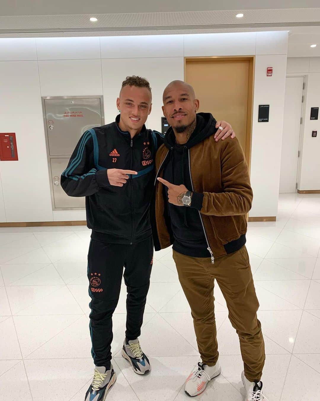 ナイジェル・デ・ヨングのインスタグラム：「When boys become grown men. Another graduate of the Ajax Academy. We go way back and love seeing this kid made his dream come true. Good luck and keep striving to be the best ✨👊🏽 #Dedication #TheNextGeneration」