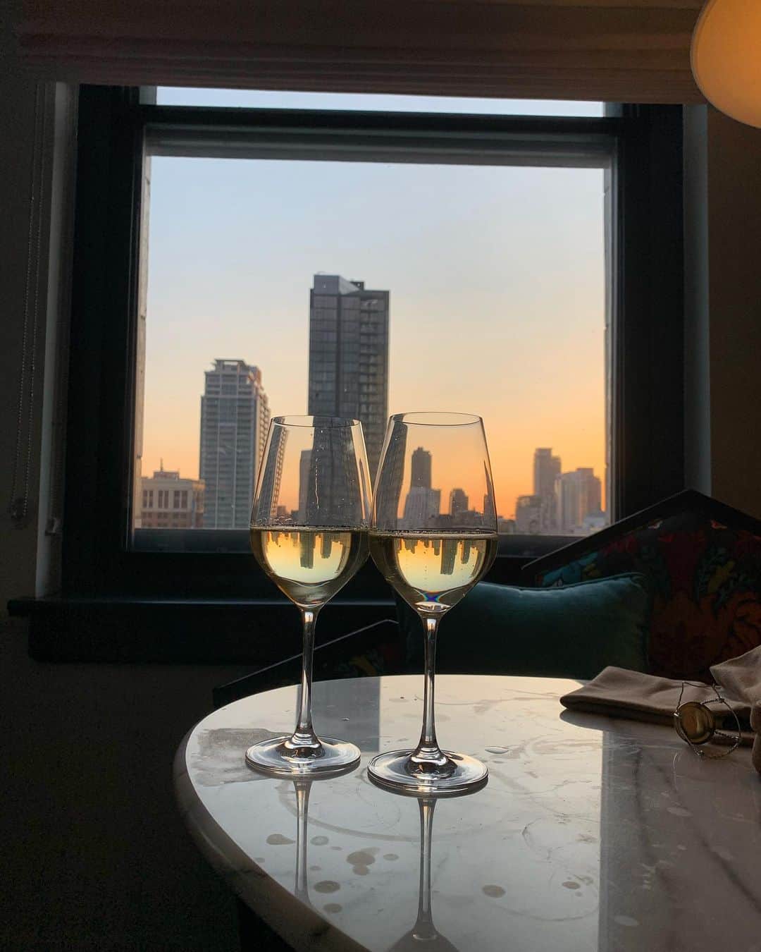 ローラ・スペンサーのインスタグラム：「Cheers 🥂」
