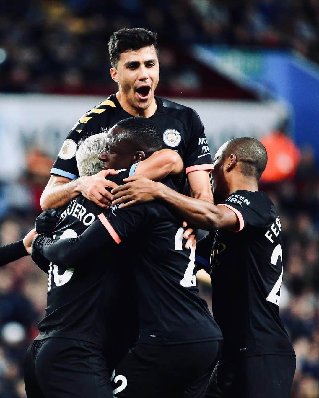 フェルナンジーニョのインスタグラム：「A great victory to set new records. @kunaguero 👑 Legendary!」