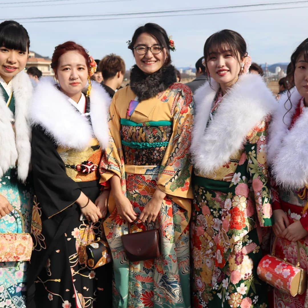 おゝみさんのインスタグラム写真 - (おゝみInstagram)「福島市成人式2020 その8 . 国体記念体育館(トヨタクラウンアリーナ)で撮影させて頂いた写真を掲載させて頂きます📸 撮影させて下さった皆さまありがとうございましたー‼️ . . #福島 #福島市 #イオン福島 #着物 #きもの #着物女子 #振袖 #振袖女子 #振袖コーデネート #振袖コーデ #成人式 #二十歳 #古典柄振袖 #古典柄 #ママ振 #姉振 #着物クリーニング #小物合わせ #草履バック #和服 #呉服 #呉服屋 #おおみ #きものおおみ福島店 #きものおおみ #会社探し #成人の日  #おめでとうございます #福島市成人式」1月13日 15時23分 - furisodeoomi