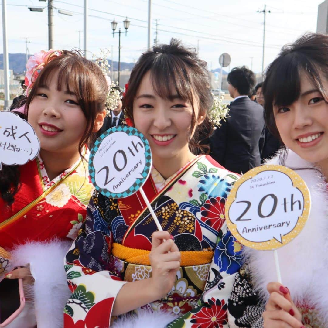 おゝみのインスタグラム：「福島市成人式2020 その8 . 国体記念体育館(トヨタクラウンアリーナ)で撮影させて頂いた写真を掲載させて頂きます📸 撮影させて下さった皆さまありがとうございましたー‼️ . . #福島 #福島市 #イオン福島 #着物 #きもの #着物女子 #振袖 #振袖女子 #振袖コーデネート #振袖コーデ #成人式 #二十歳 #古典柄振袖 #古典柄 #ママ振 #姉振 #着物クリーニング #小物合わせ #草履バック #和服 #呉服 #呉服屋 #おおみ #きものおおみ福島店 #きものおおみ #会社探し #成人の日  #おめでとうございます #福島市成人式」