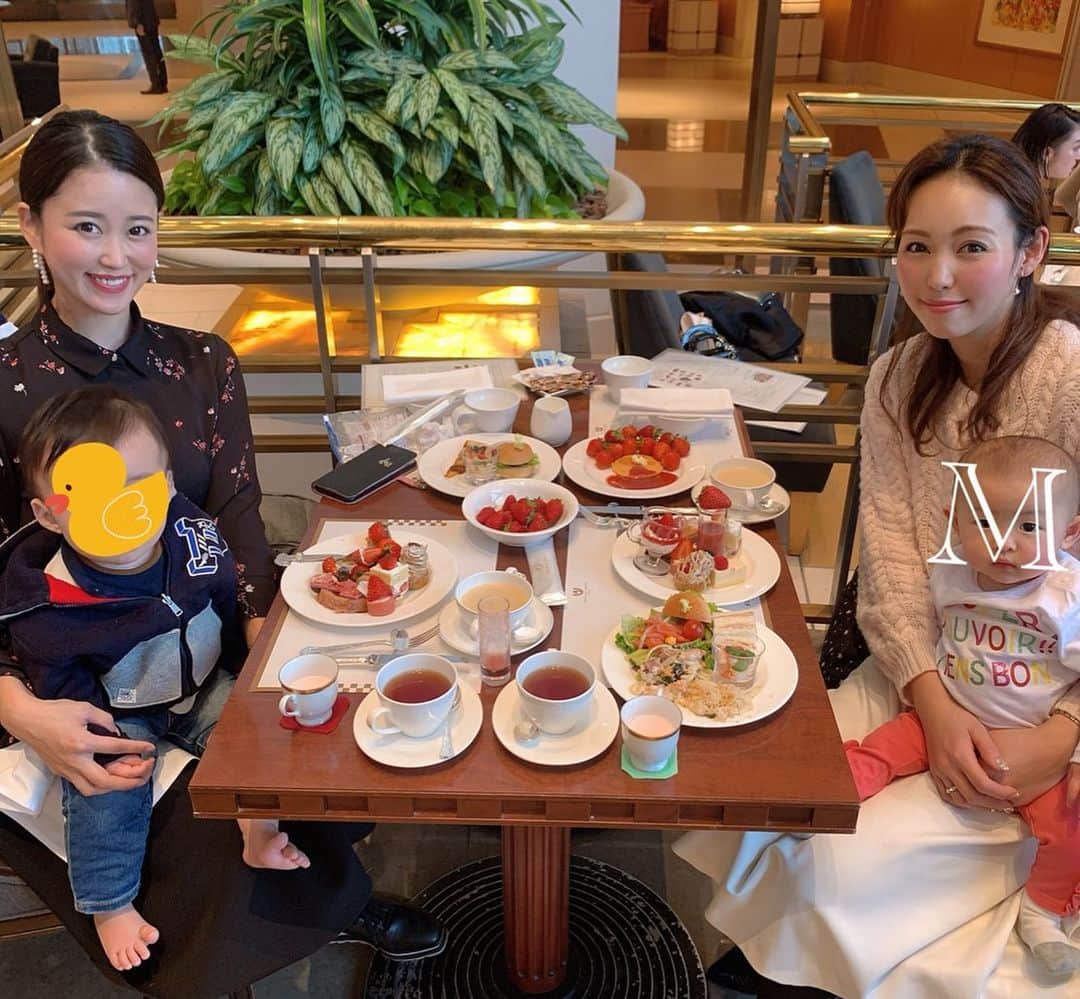 のインスタグラム：「苺の美味しい季節には必ず来てる#帝国ホテル大阪 の#苺スイーツバイキング へ╰(*´︶`*)╯🍓﻿ @imperialhotel_jp_official ﻿ ﻿ 今年は更にパワーアップして、初登場の苺わらび餅🍓や苺モンブラン🌰もあったり、大好きな苺ミルフィーユショコラも💕﻿ ﻿ #紅ほっぺ #ゆめのか #恋みのり の食べ比べではMも一緒にパクパク♪﻿ ﻿ たどり着けなかったけど‘あまおう’の苺ソフトクリーム🍦も気になった✨﻿ 充実の苺を使ったフードメニューもとっても美味しくて、いつも大満足♡﻿ ﻿ 一緒に来た @akari_hsb と @tucha_k の長男くんもMと数日違いのもうすぐ1歳になるおなじ1月生まれのBaby👶🍼﻿ みんなが可愛がってくれて、3人の絡みにも癒やされた💓﻿ ﻿ ホテルだと子連れでも暖かいホスピタリティーで出迎えてくれるし、4歳未満は🆓なので子連れママ会にもオススメです🥰 ﻿ ﻿ 帝国ホテル大阪 1F ブフェ&ラウンジ『ザ パーク』﻿ 苺スイーツバイキング 🍓〜苺とショコラの饗宴〜﻿ ﻿ 1/11〜3/8、第2弾 3/12〜5/31 開催予定﻿ 平日 15:00〜16:30﻿ 土日祝 14:00〜15:30 / 16:00〜17:30﻿ 大人 5800円﻿ 子供（4〜12歳）2900円  税サ込﻿ ☎︎ 06-6881-4888 ﻿ ﻿ #ks_20✨  #ks_osaka✨ #帝国ホテル大阪 #苺ビュッフェ #ホテルビュッフェ  #食べすたぐらむ #大阪グルメ #大阪ランチ #京都ママ #関西ママ #0歳 #生後11ヶ月 #赤ちゃん #赤ちゃんのいる生活 #ks_dau #ks_dau_2020 #M🍒_」