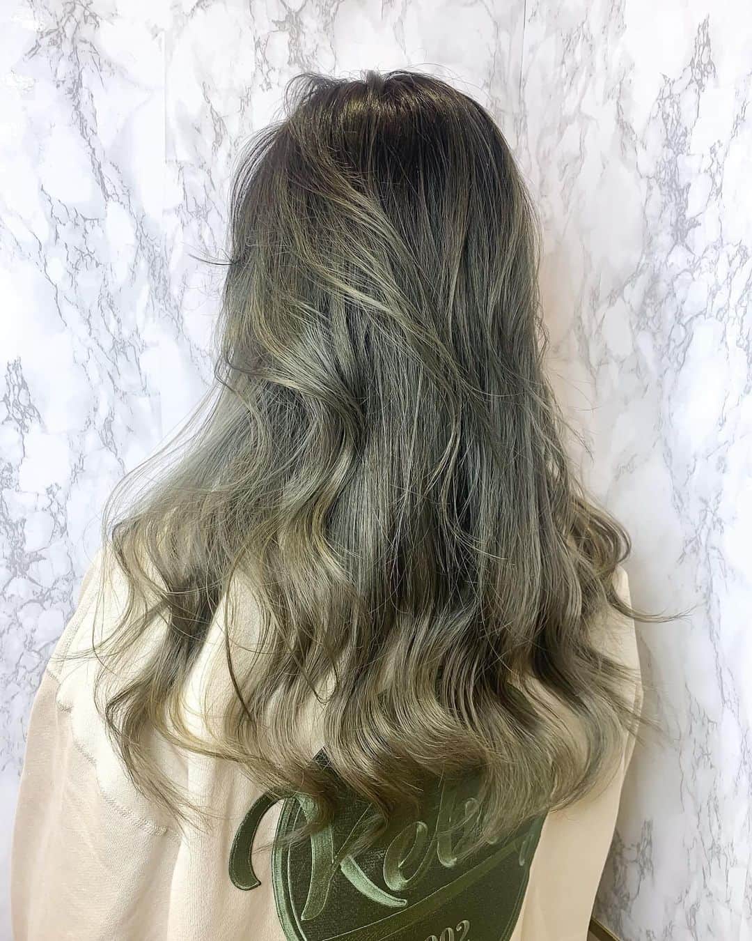 原涼香のインスタグラム：「blackpinkリサみたいな🇰🇷 『 olive beige 💚 』 ブリーチベースを生かしてます( ◠‿◠ ) かわいすぎた〜♡ ㅤㅤㅤㅤㅤㅤㅤㅤㅤㅤㅤㅤㅤ」