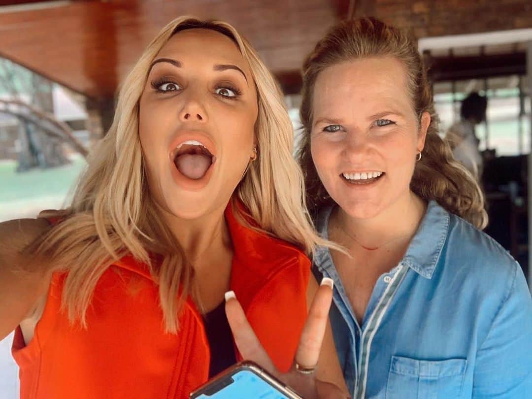 Aka SCUBA CHARLOTTEさんのインスタグラム写真 - (Aka SCUBA CHARLOTTEInstagram)「This is me and chaperone Nicola in the lead up to going in the jungle! ☀ What a fun few days we had telling stories and laughing the whole time I want to thank @nicolaarend for an amazing few days and a great NYE I will never forget. Hope I’m doing you proud in there Nic! @imacelebrityau #imacelebrityau」1月13日 14時08分 - charlottegshore