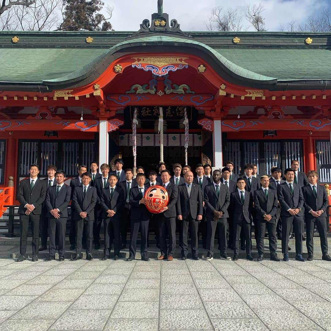 松本山雅FCさんのインスタグラム写真 - (松本山雅FCInstagram)「チーム一同で今年も必勝祈願⛩  #matsumotoyamaga #yamaga #必勝祈願」1月13日 14時08分 - matsumoto.yamagafc