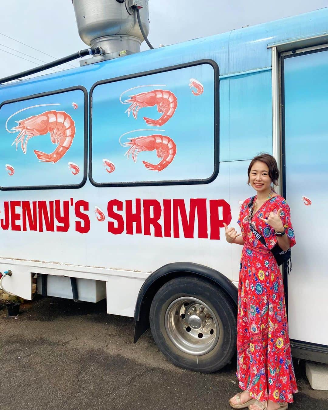 細越麻未（ami）のインスタグラム：「去年も食べて、、、1年ぶりのJenny's Shrimp 🦐💕。 . あみは、 スパイシーガーリックシュリンプを注文しました〜っ✨！ 車じゃないと行けない場所なので、レンタカー借りたらぜひ行ってみて〜！ . 赤のワンピースはお気に入りっ！ . #ガーリックシュリンプ #ハワイ #hawaii #ootd #ハワイグルメ #ハワイ旅行 #海好きな人と繋がりたい」