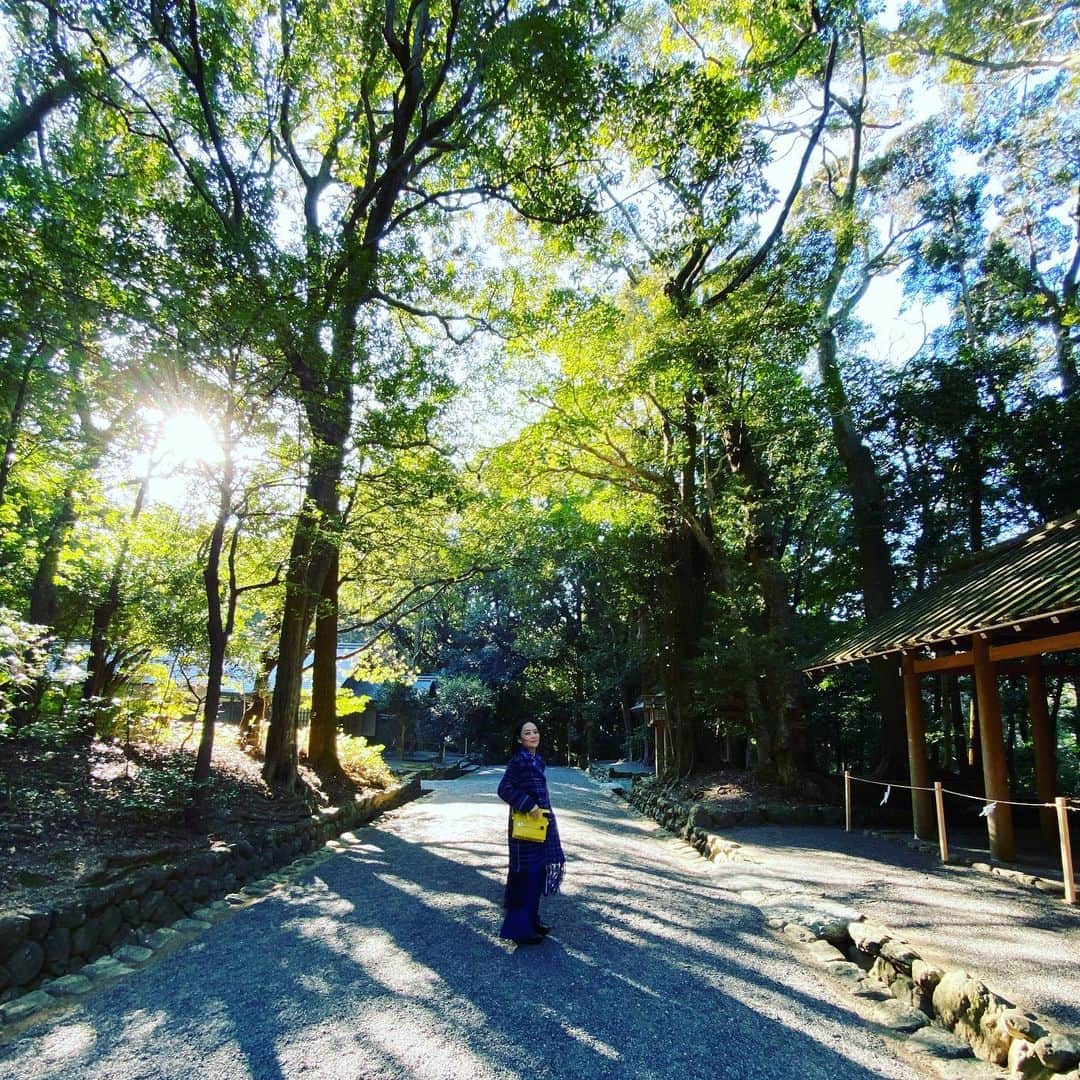 のインスタグラム：「. 伊勢神宮  今年も無事に、お参り完了。  外宮、倭姫宮、内宮、月読宮回って、外宮、内宮では正式参拝も御神楽もして、おかげ横丁でお豆腐を頂き、赤福の御善哉でしめてもまだ1時。  今年はすごく順調だったな。  これから東京かえります🙏✨」