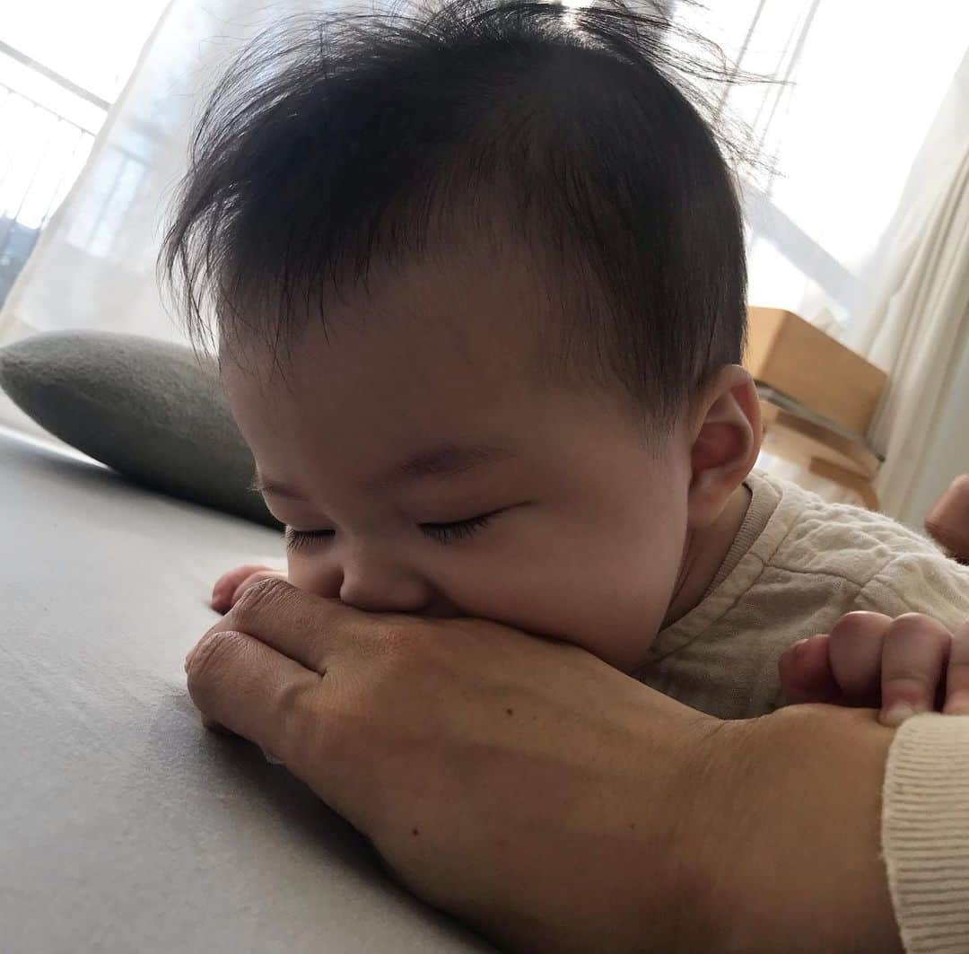 濱中鮎子のインスタグラム：「君があむあむするその手。完全に腱鞘炎になった。 痛い... 痛い... 動かさないなんて出来ないんですけどー！笑  #産後のあるある #腱鞘炎 #なのに昨夜無になって野菜の千切りしてしまった」