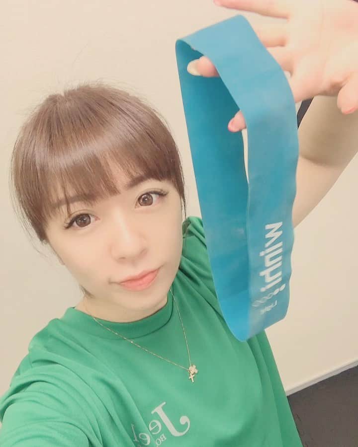 野崎鮎のインスタグラム：「トレーナーとお揃いのTシャツ着てトレーニング🏋️‍♀️ 仲良く、楽しくトレーニング🏋️‍♀️ トレーニングキツイけど楽しみながらだから頑張れる😊 自分のメンタルも体力もわかってくれてトレーニングメニューも食事メニューも考えてくれるから安心◡̈♡ パーソナルトレーニングの良い所♡ トレーナーとの信頼関係大切♡ #jewelbodymake #ジュエルボディメイク #池袋東口 #パーソナルトレーニング #筋トレ #トレーニング #personaltraining #プロテイン #体づくり」