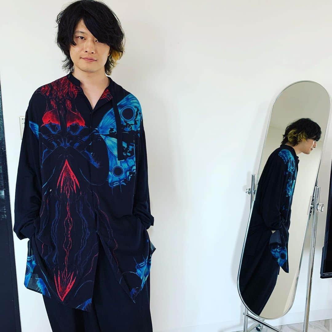 磯部寛之のインスタグラム：「Shooting a music video of our new track Philosophy. Hiro 新曲 PhilosophyのMV撮影。そして今日は成人の日ですね。新成人の皆さん、おめでとうございます。ひろ #alexandros #musicvideo #philosophy #yohjiyamamoto #成人の日 #おめでとう #ございます」