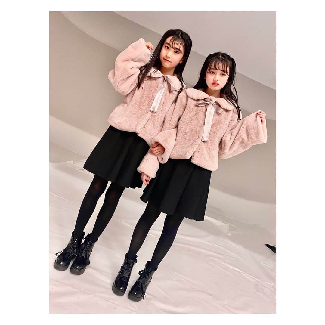 ニコ☆プチのインスタグラム：「🧸🎀🧸🎀🧸﻿ ﻿ ﻿ アキ💗ユナ﻿ ﻿ リアルツインズな私服です👭💗﻿ ﻿ ﻿ #ニコプチ #プチモ #ツインズ﻿ #近藤藍月 #高比良由菜﻿ #アキ #ユナ #ガーリーコーデ #プチモの私服」